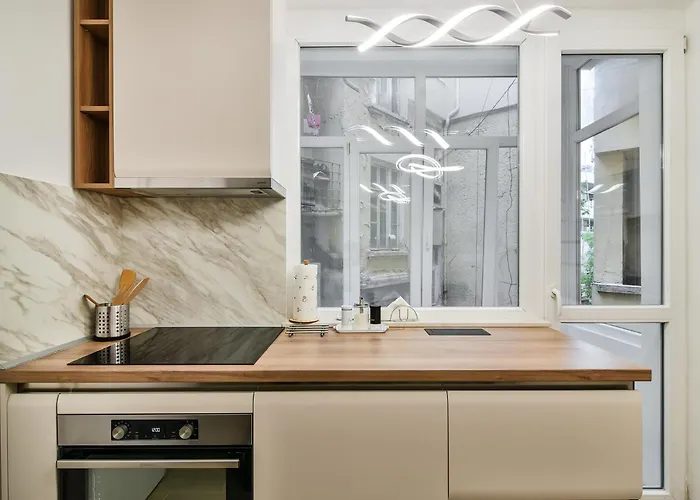 Center 2br Next To Sea דירה וארנה