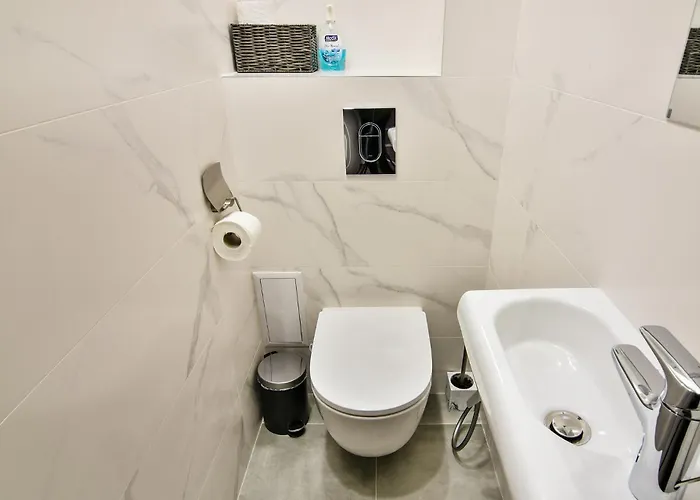 Center 2br Next To Sea דירה וארנה